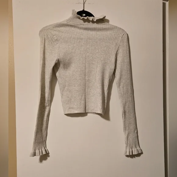 🎀Gray Ribbed Mock Neck Crop Top - Picture 3 of 4